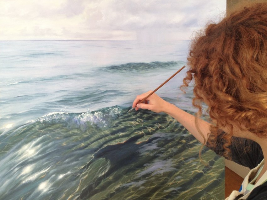 אירינה קמברלנד מציירת אוקיינוס