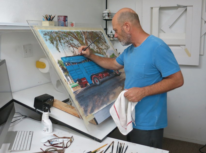 הצייר ראנס גונס מצייר משאית