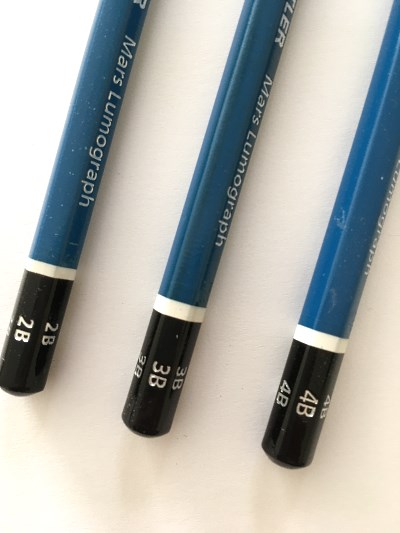 עפרונות רישום של שטדלר בדרגת כהות ורכות