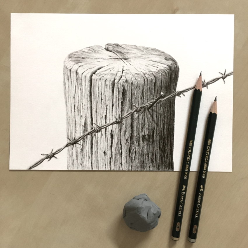 ציור בעיפרון של עמוד עץ עם חוט תיל
