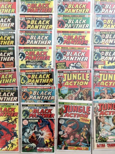 סדרה שלמה של חוברות קומיקס עם הפנתר השחור
