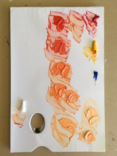 ערבוב צבעי שמן על פלטת נייר חד-פעמית