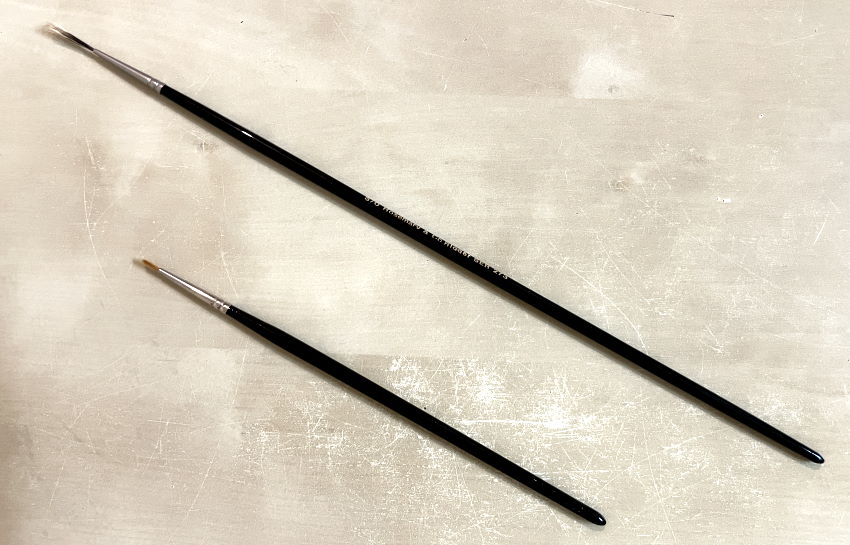 מכחול עגול עם ידית קצרה לעומת מכחול עגול עם ידית ארוכה