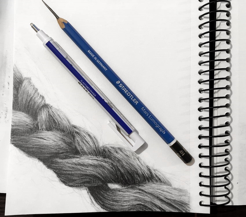 רישום בעיפרון של צמה בעזרת עפרונות שטדלר ומחק טומבוו