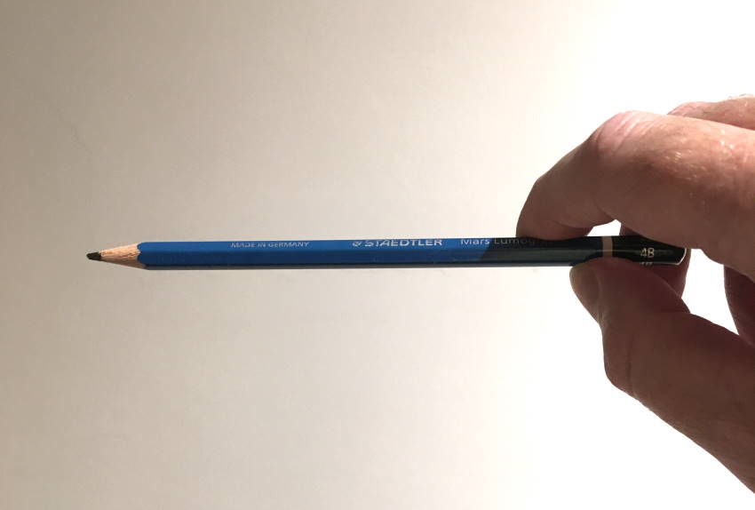 מציאת קו האופק בעזרת החזקת עיפרון מול העיניים