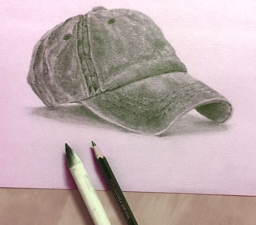 רישום בעיפרון של כובע על נייר ורוד